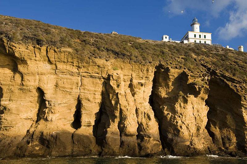 El faro de la Illa Grossa trajo al archipiélago la primera población humana permanente en el siglo XIX / Foto: Josep Cano