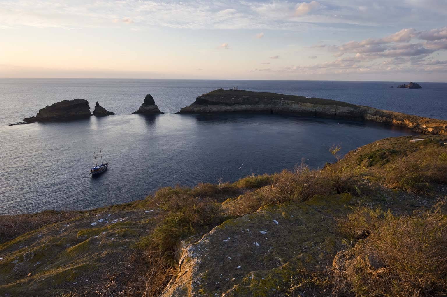 Vista de la bahía de la isla principal, un antiguo cráter volcánico / Foto: Josep Cano