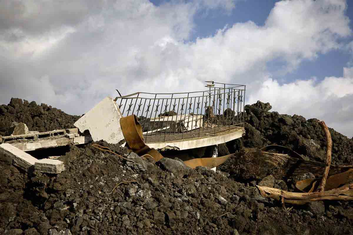 Destrozos cercanos a la vía LP 213, de la carretera de Puerto Naos / Foto: EP