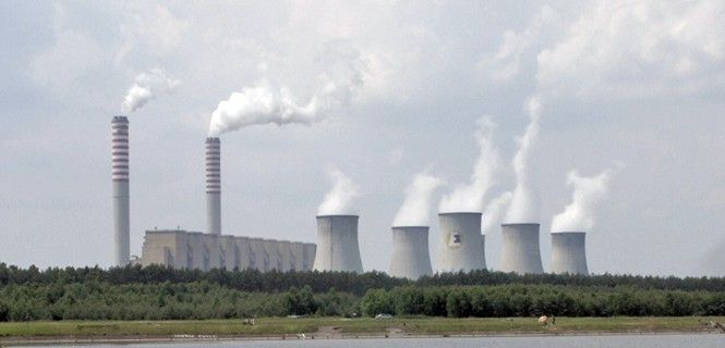La central eléctrica de Belchatów (Polonia), una de las más grandes del mundo, quema carbón / Foto: WMC