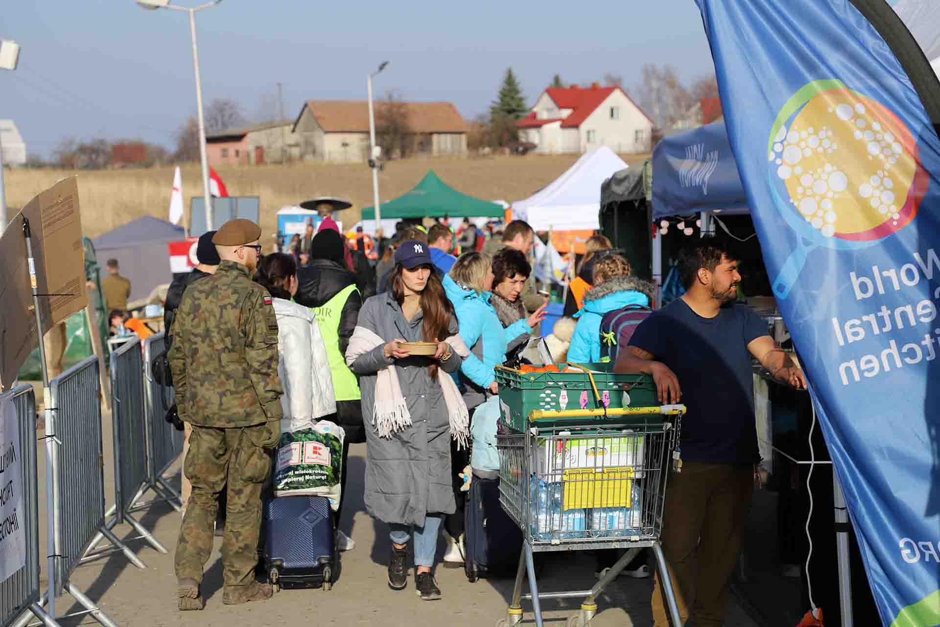 Pasillo repleto de carpas y tiendas de campaña justo después de la verja de la frontera con Ucrania / Foto: FFM - EA