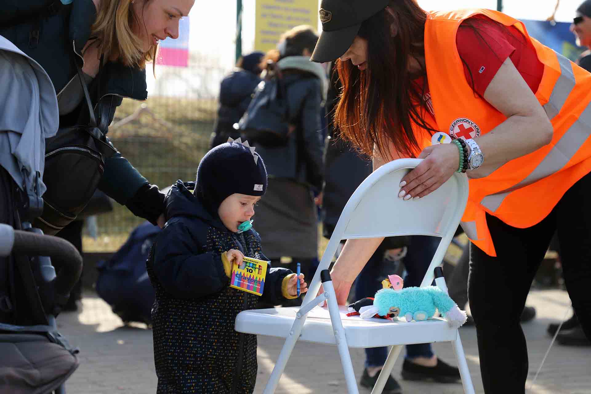 Un niño ucraniano con un juego de lápices de colores y un peluche antes de cruzar a Polonia / Foto: FFM - EA