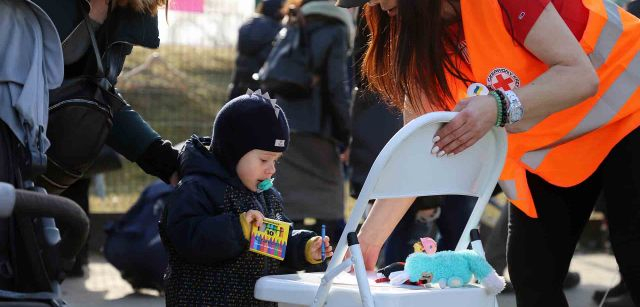 Un niño ucraniano con un juego de lápices de colores y un peluche antes de cruzar a Polonia / Foto: FFM - EA