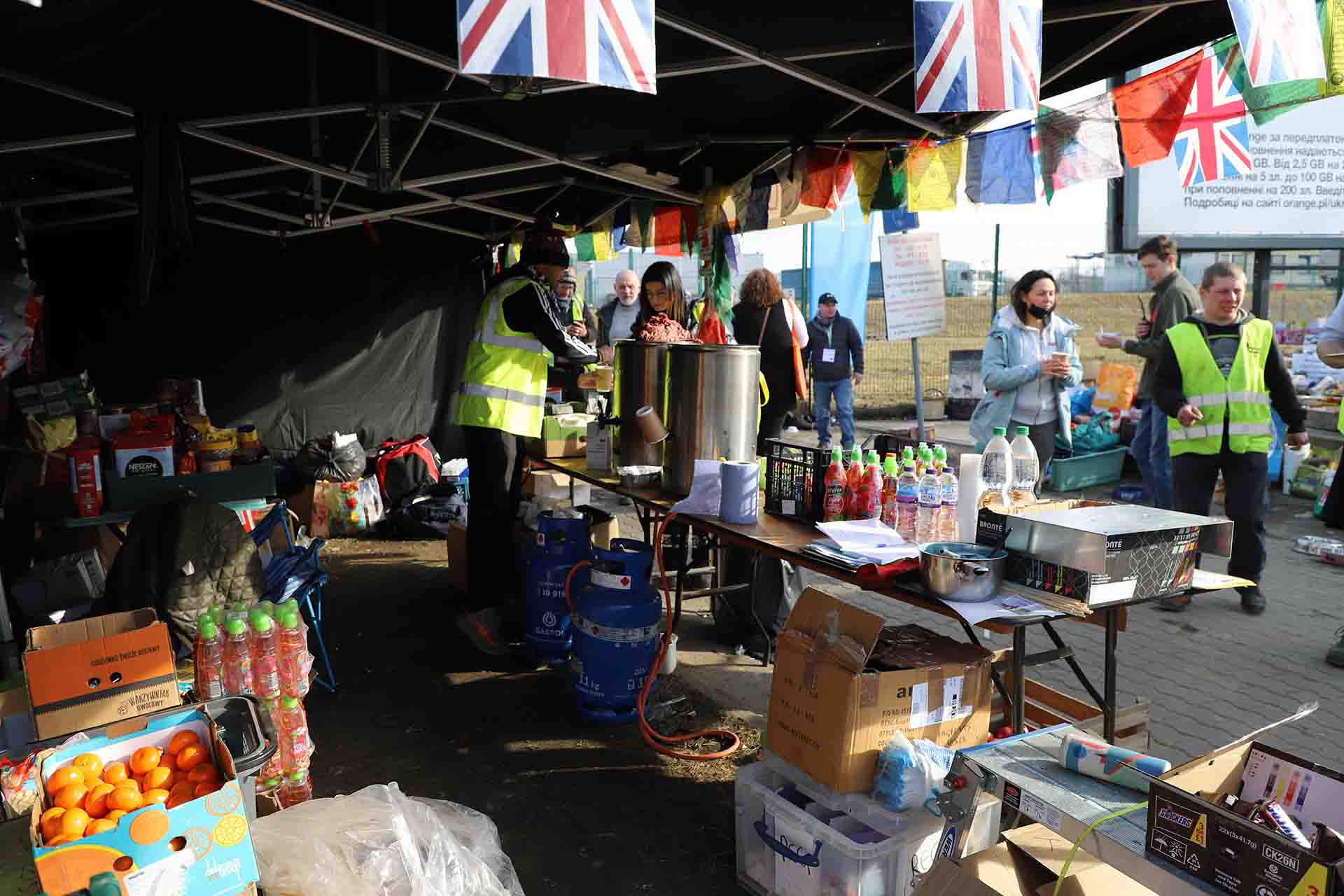 Una de las carpas desde donde se proporciona bebida y comida para las personas que llegan desde la frontera / Foto: FFM - EA