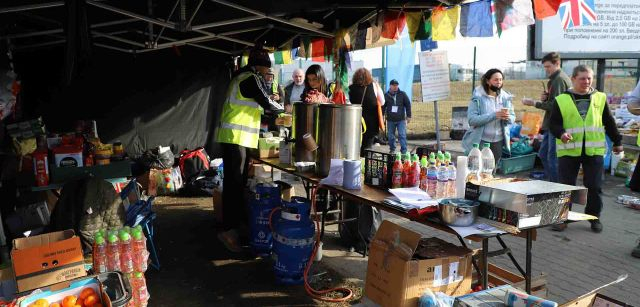 Una de las carpas desde donde se proporciona bebida y comida para las personas que llegan desde la frontera / Foto: FFM - EA