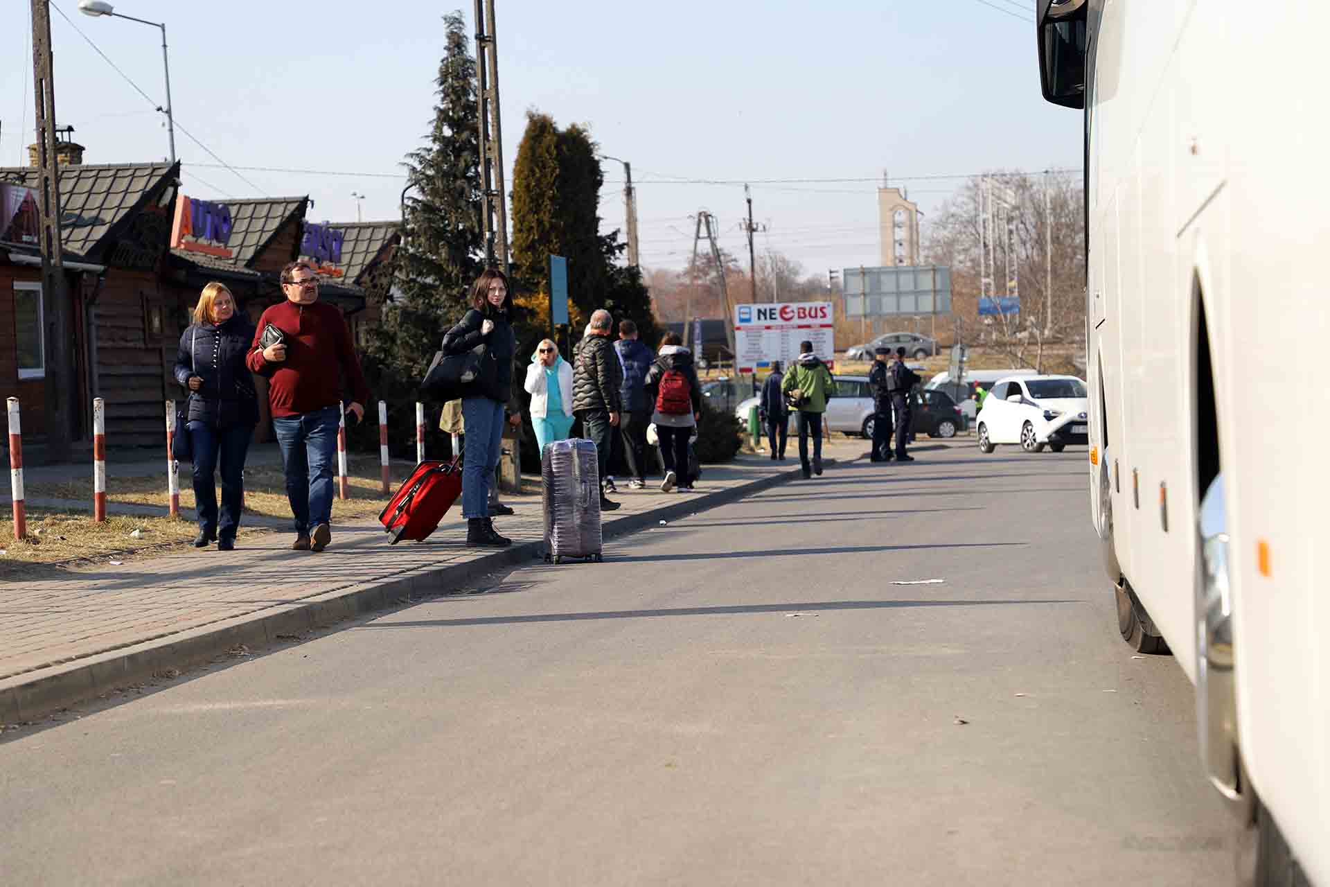 Una mujer refugiada espera un autobús que sale desde Medyka, de Polonia / Foto: FFM - EA