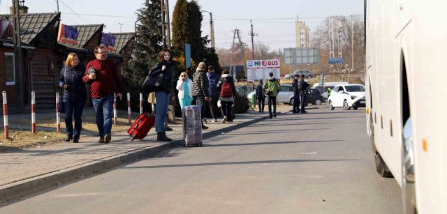 Una mujer refugiada espera un autobús que sale desde Medyka, en Polonia / Foto: FFM - EA