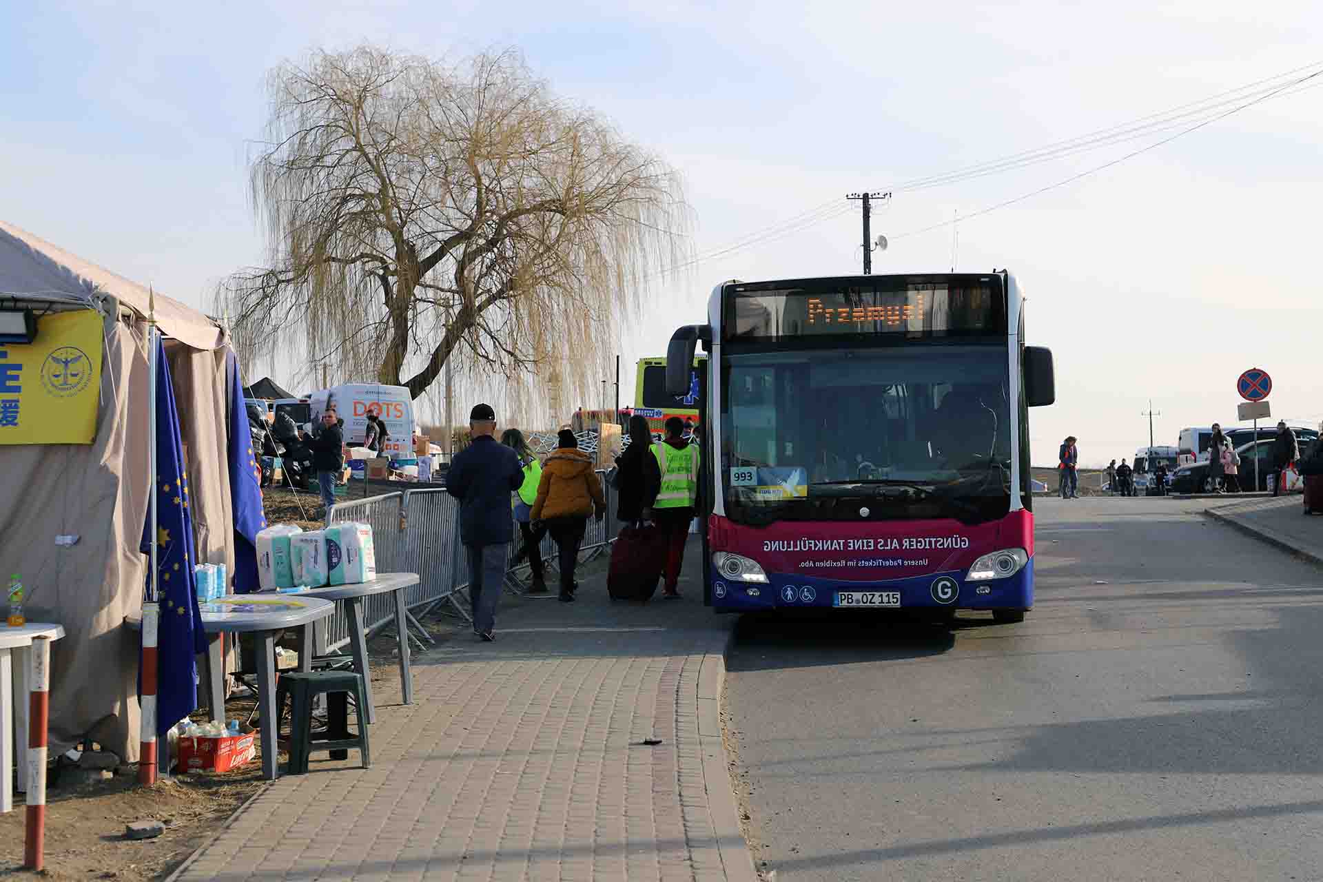 Un autobús aguarda en Medyka, a la espera de para partir hacia Przemyśl, Polonia / Foto: FFM - EA