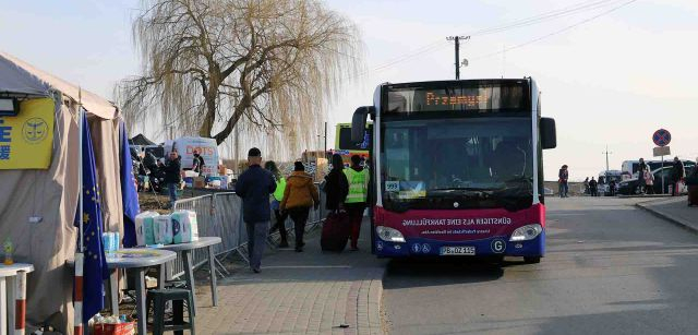 Un autobús aguarda en Medyka, a la espera de para partir hacia Przemyśl, Polonia / Foto: FFM - EA