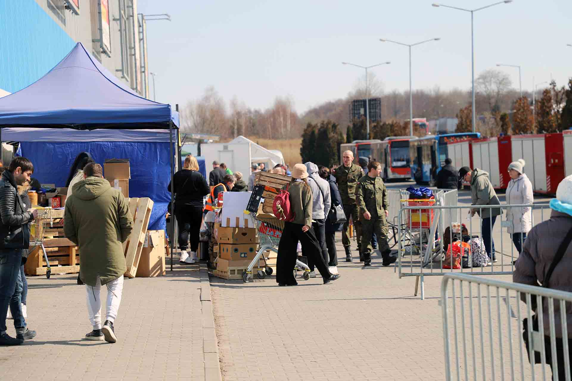 Aparcamiento de autobuses estacionados en el centro comercial habilitado para acoger a refugiados Korczowa Dolina Centrum a escasos minutos de la frontera con Ucrania en Medyka, Polonia / Foto: FFM - EA