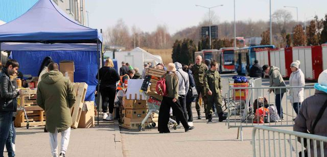 Aparcamiento de autobuses estacionados en el centro comercial habilitado para acoger a refugiados Korczowa Dolina Centrum a escasos minutos de la frontera con Ucrania en Medyka, Polonia / Foto: FFM - EA