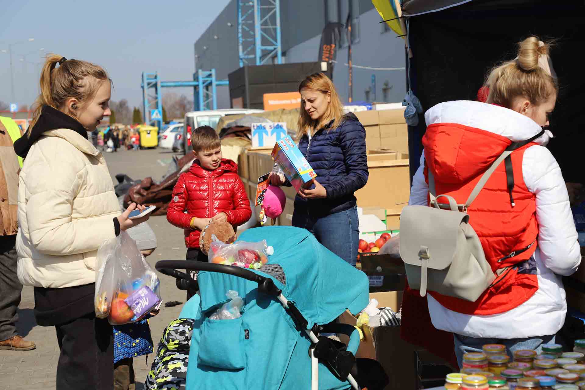 Un grupo de niños refugiados junto a su madre en el Korczowa Dolina Centrum, Polonia / Foto: FFM - EA