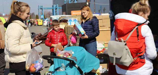 Un grupo de niños refugiados junto a su madre en el Korczowa Dolina Centrum, Polonia / Foto: FFM - EA