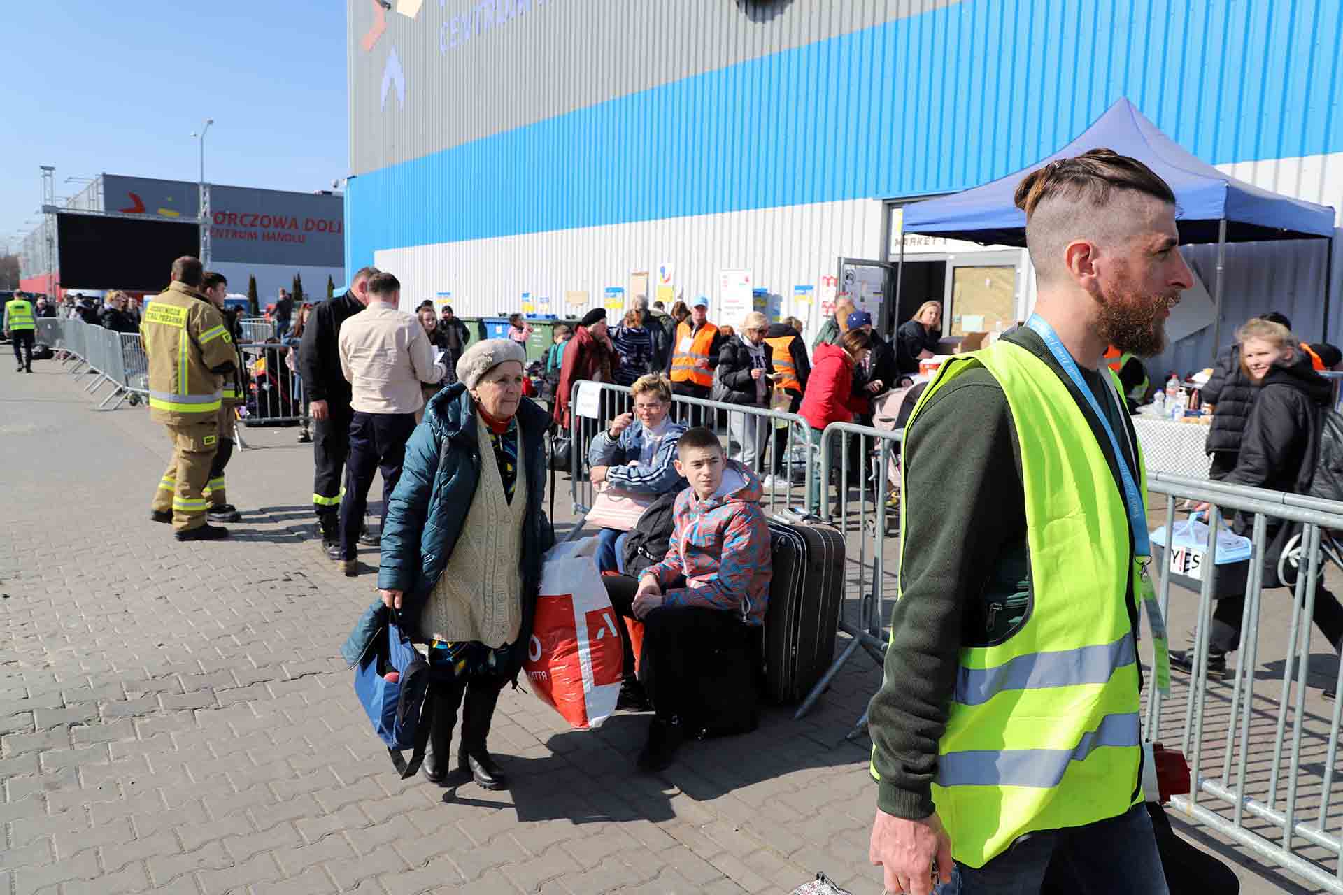 Una mujer parte desde el centro comercial habilitado para acoger a refugiados Korczowa Dolina Centrum, en Polonia, a escasos minutos de la frontera con Ucrania en Medyka / Foto: FFM - EA