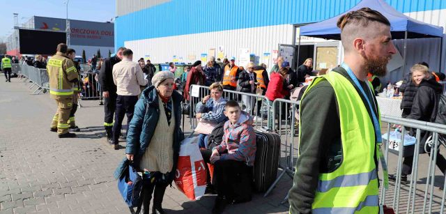 Una mujer parte desde el centro comercial habilitado para acoger a refugiados Korczowa Dolina Centrum, en Polonia, a escasos minutos de la frontera con Ucrania en Medyka / Foto: FFM - EA