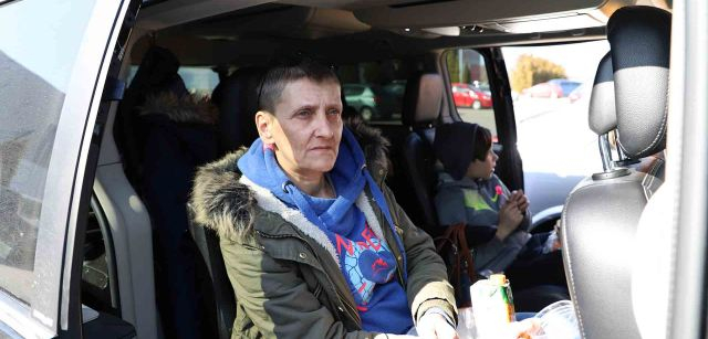 Olga de 45 años, con sus tres hijos de 12, 13 y 17, respectivamente, en el interior de un vehículo Korczowa Dolina Centrum, en Polonia a punto de partir hacia Madrid (España) / FFM - EA