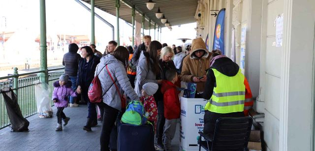 Punto de entrega de tarjetas SIM polacas en la estación de Przemyśl / Foto: FFM - EA