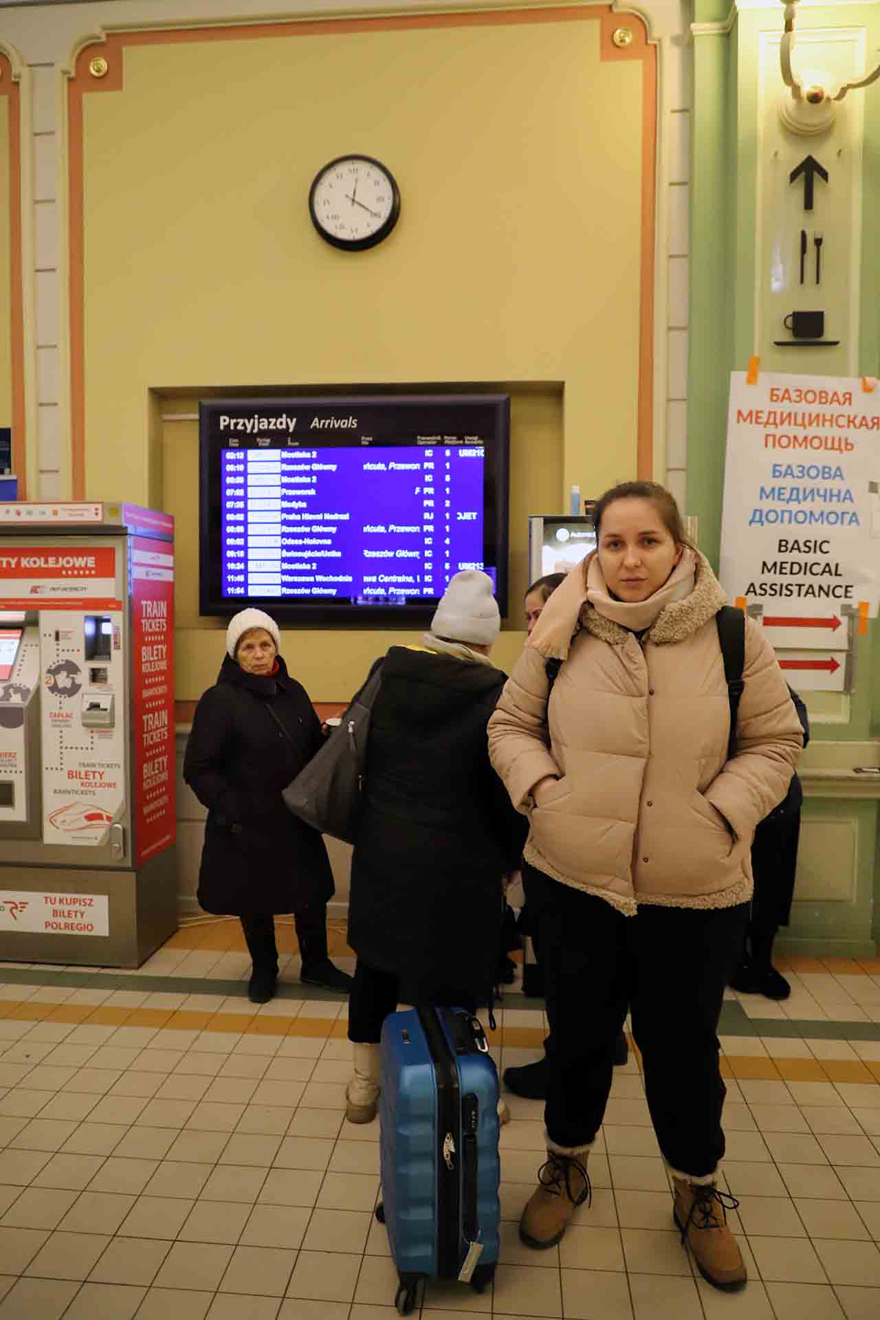 Yulia Soroka, una joven ucraniana de Vyshneve, cerca de Kiev, la capital de Ucrania, espera un transporte en la estación de Przemyśl (Polonia) rumbo Frankfurt (Alemania) / Foto: FFM - EA