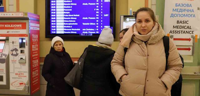Yulia Soroka, una joven ucraniana de Vyshneve, cerca de Kiev, la capital de Ucrania, espera un transporte en la estación de Przemyśl (Polonia) rumbo Frankfurt (Alemania) / Foto: FFM - EA