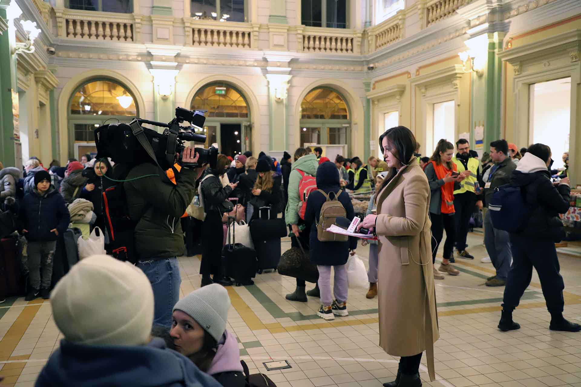 Una unidad móvil de TVP INFO, un canal polaco de noticias de la televisión pública en el interior de la estación de Przemyśl, Polonia / Foto: FFM - EA