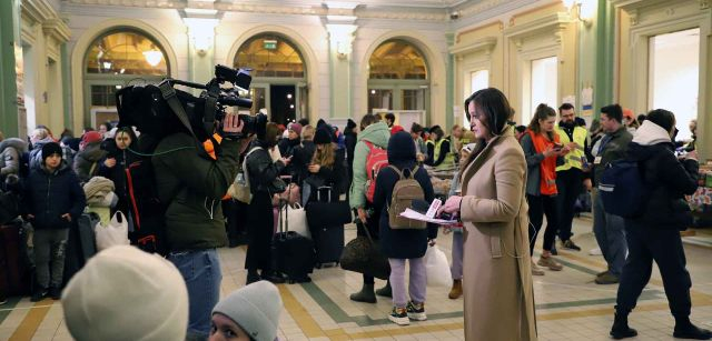 Una unidad móvil de TVP INFO, un canal polaco de noticias de la televisión pública en el interior de la estación de Przemyśl, Polonia / Foto: FFM - EA