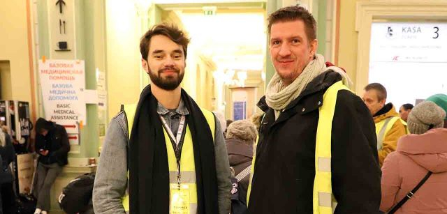 Voluntarios de la Casa Ucraniana: a la derecha Illia Maslyanskyy (ucraniano afincado en Canadá) y a la izquierda Julien De Lenart (procedente de Bélgica) / Foto: FFM - EA
