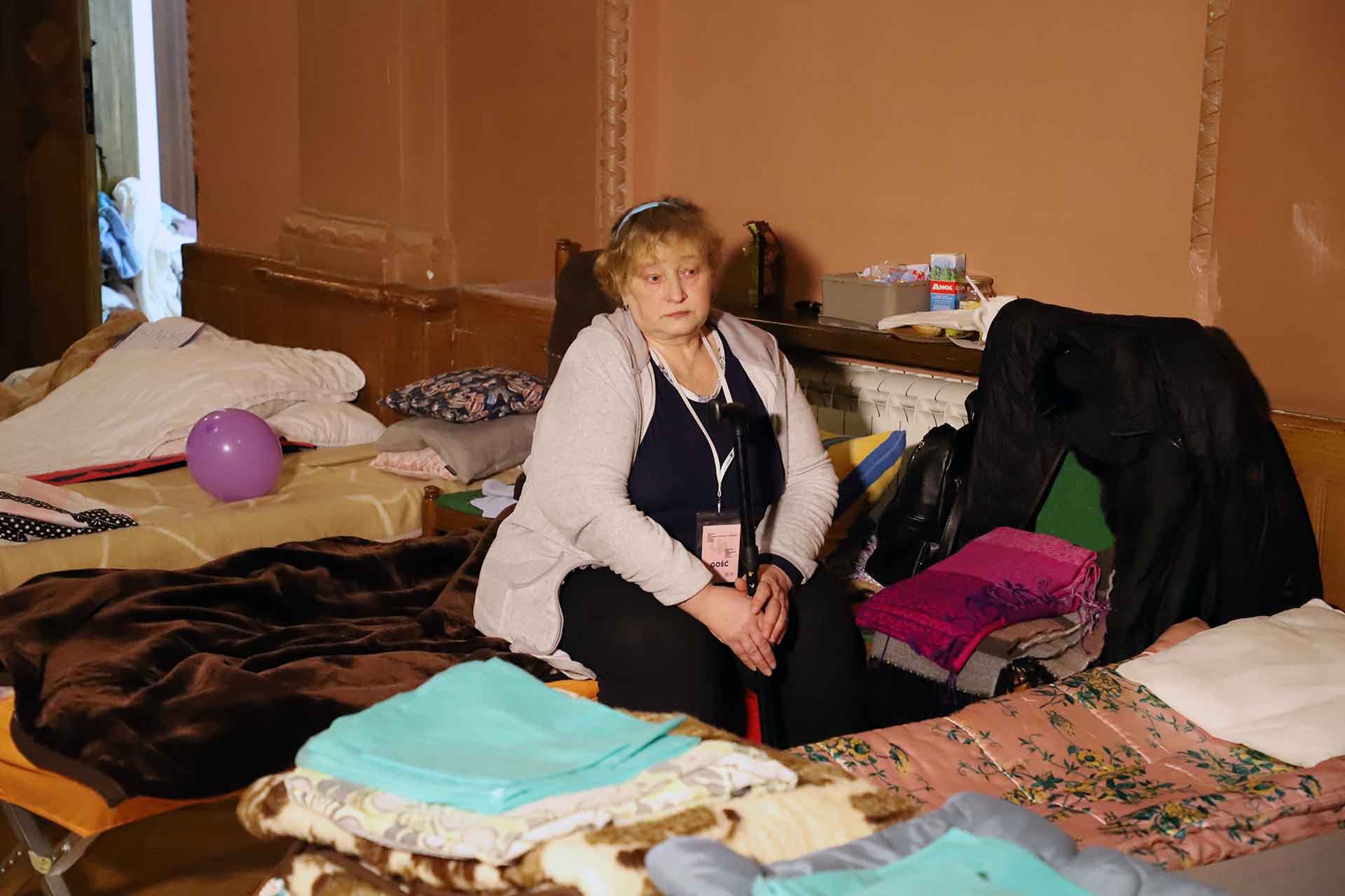 Una señora mayor conmocionada por su condición de refugiada de la guerra de Ucrania que se resguarda en el teatro habilitado en Przemyśl, Polonia / Foto: FFM - EA