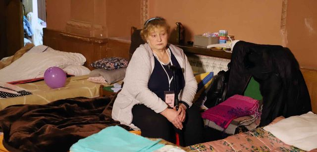 Una señora mayor conmocionada por su condición de refugiada de la guerra de Ucrania que se resguarda en el teatro habilitado en Przemyśl, Polonia / Foto: FFM - EA