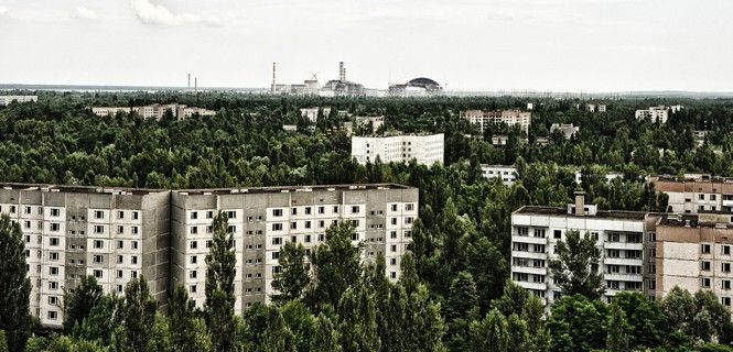 Al fondo, la central nuclear Vladímir Ilich Lenin, Chernóbil, Ucrania / Foto: A. Mort