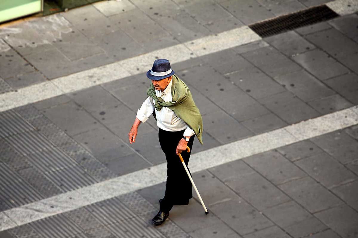Persona mayor camina por calle peatonal. Microurbanismos / Foto: Pixabay