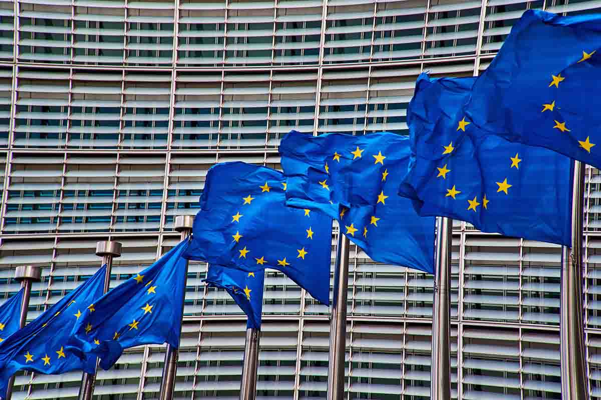 Banderas de la Unión Europea (UE) en frente del edificio Berlaymont, sede de la Comisión Europea en Bruselas. Futura legislación para restringir el uso de sustancias dañinas / Foto: Pixabay