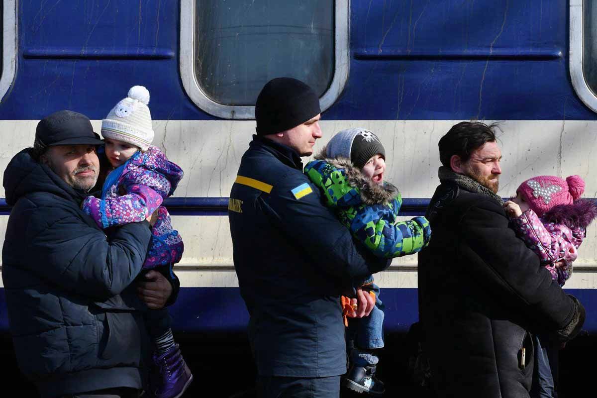 Varias personas de Ucrania en una estación de tren / Foto: EP