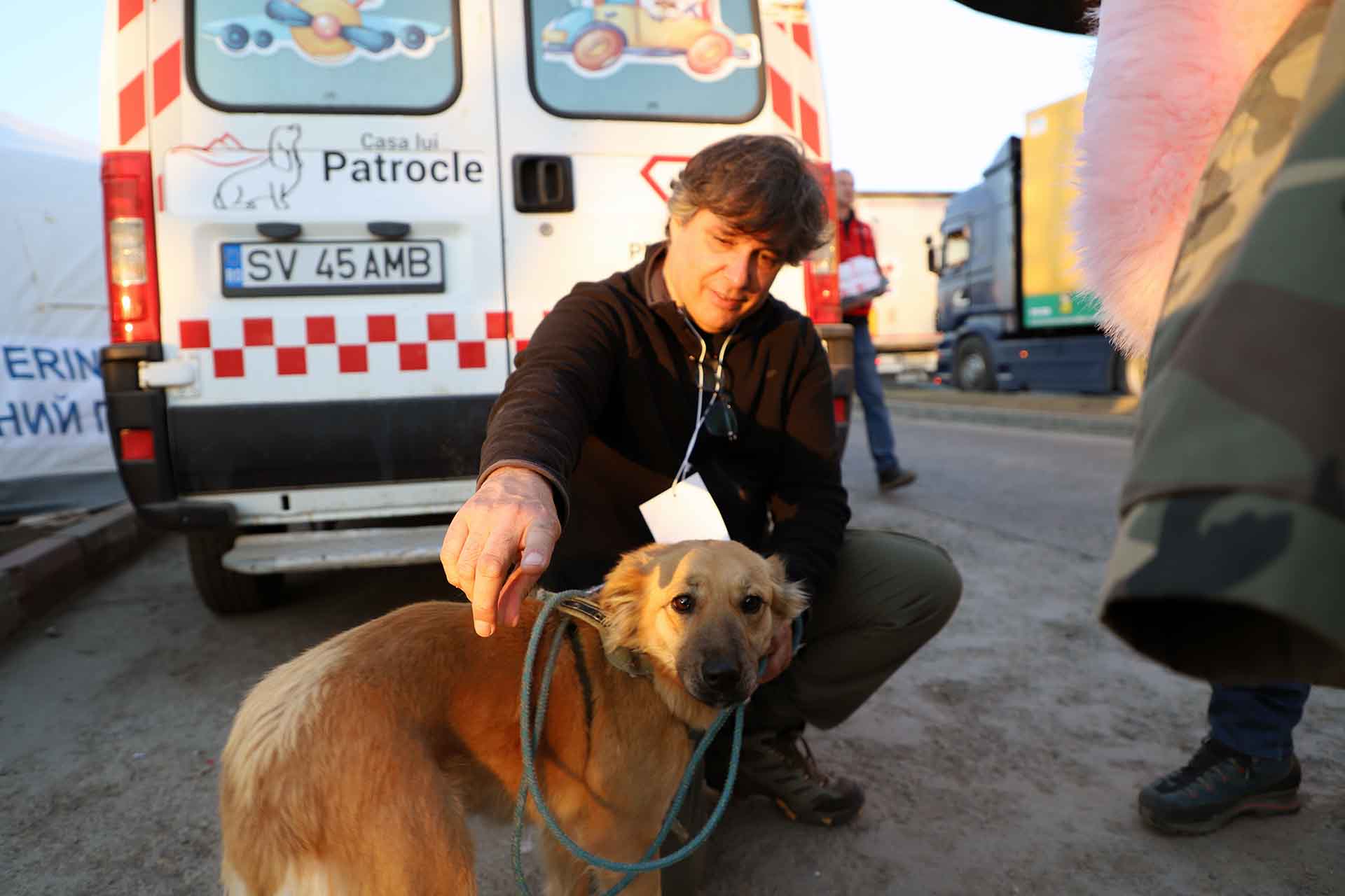 Un voluntario particular cuida de una mascota llegada de Ucrania en el enclave fronterizo de Siret, en Rumanía, junto a territorio ucraniano / Foto: FFM - EA