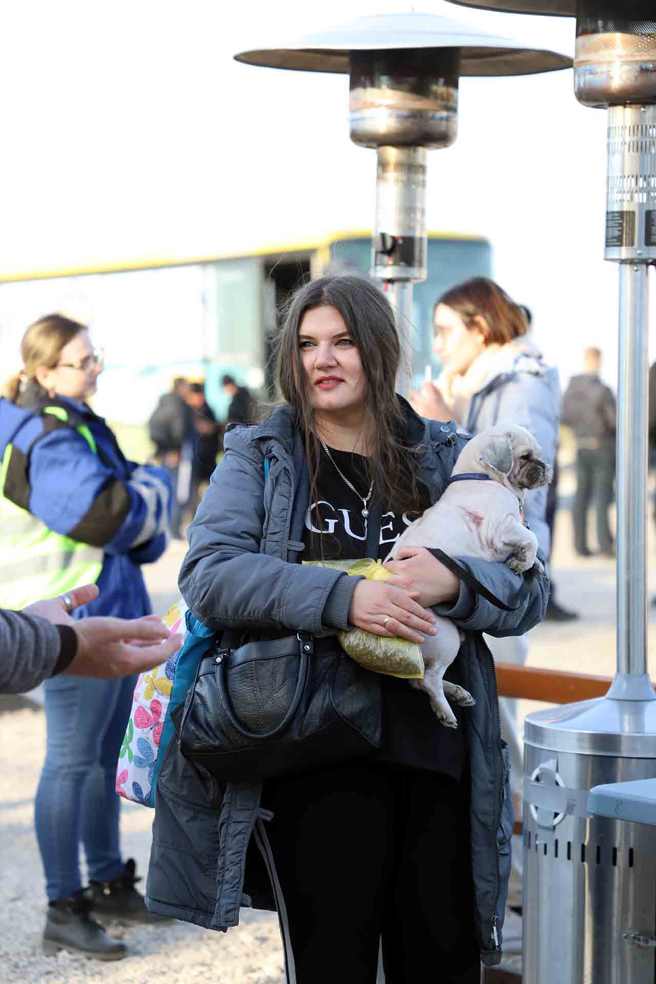 Una joven ucraniana con su mascota en brazos en Palanca, en el sureste de Moldavia en la frontera con Ucrania / Foto: FFM - EA
