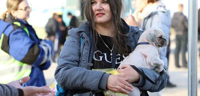 Una joven ucraniana con su mascota en brazos en Palanca, en el sureste de Moldavia en la frontera con Ucrania / Foto: FFM - EA