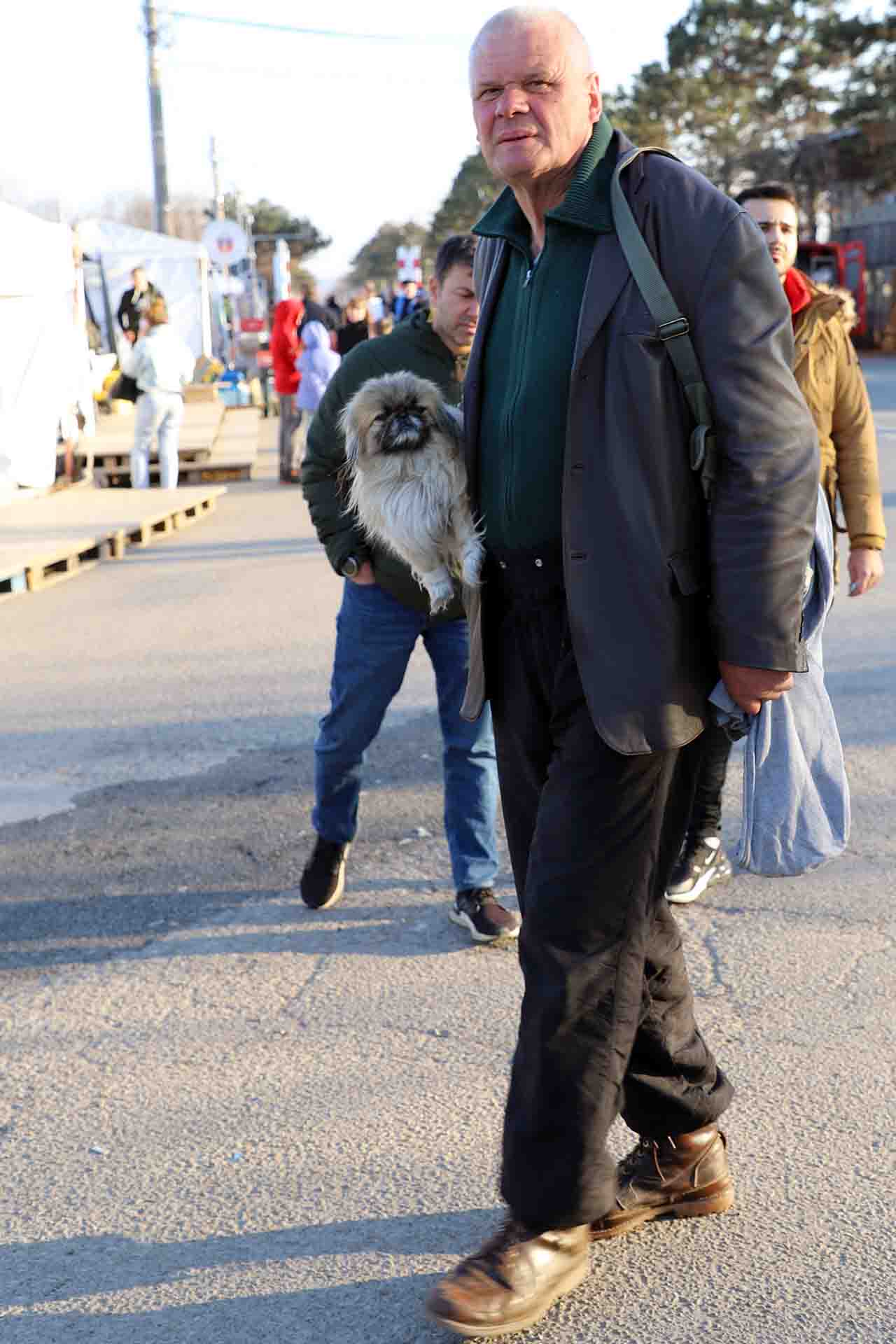Una mascota a brazos de un refugiado que acaba de cruzar la frontera de Ucrania con Rumanía en Siret / Foto: FFM - EA