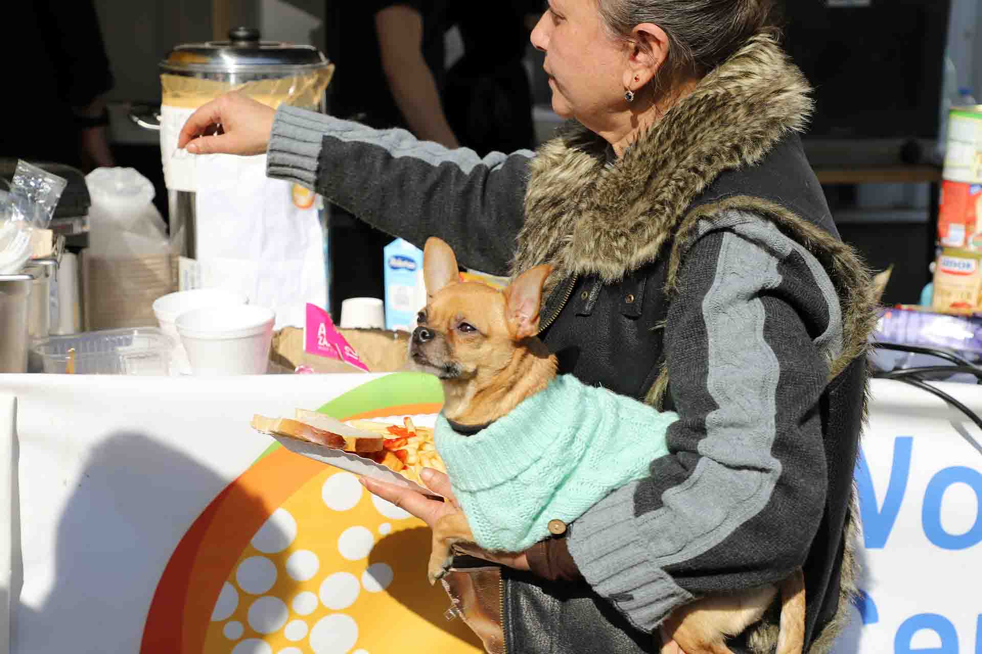 Una mascota en brazos de una refugiada Korczowa Dolina Centrum, un centro comercial junto a Medyka (Polonia), habilitado para asistir y acoger personas llegadas de Ucrania / Foto: FFM - EA