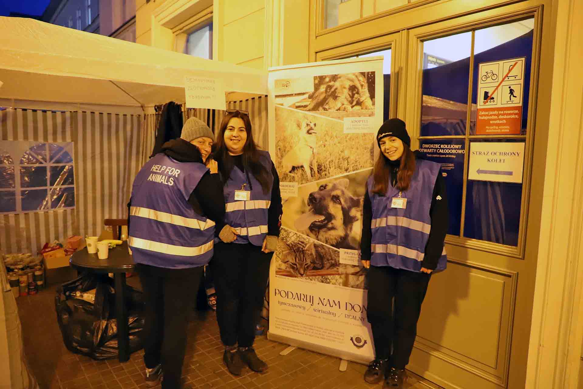 Zosia Szlemp a la derecha y dos voluntarias más de la Sociedad para el Cuidado de los Animales en Polonia, en la estación de Przemysl, Polonia / Foto: FFM - EA 