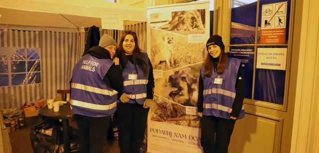 Zosia Szlemp a la derecha y dos voluntarias más de la Sociedad para el Cuidado de los Animales en Polonia, en la estación de Przemysl, Polonia / Foto: FFM - EA 