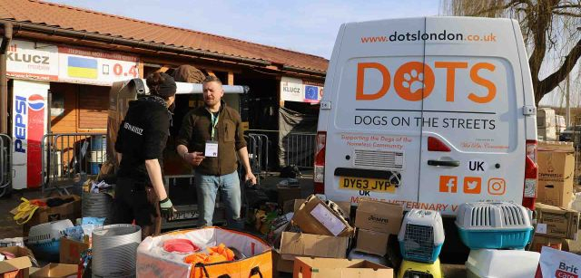 Ian Muccec, de 42 años, voluntario de Dogs On The Street (DOTS) venido desde Birmingham a Medyka (Polonia) / Foto: FFM - EA