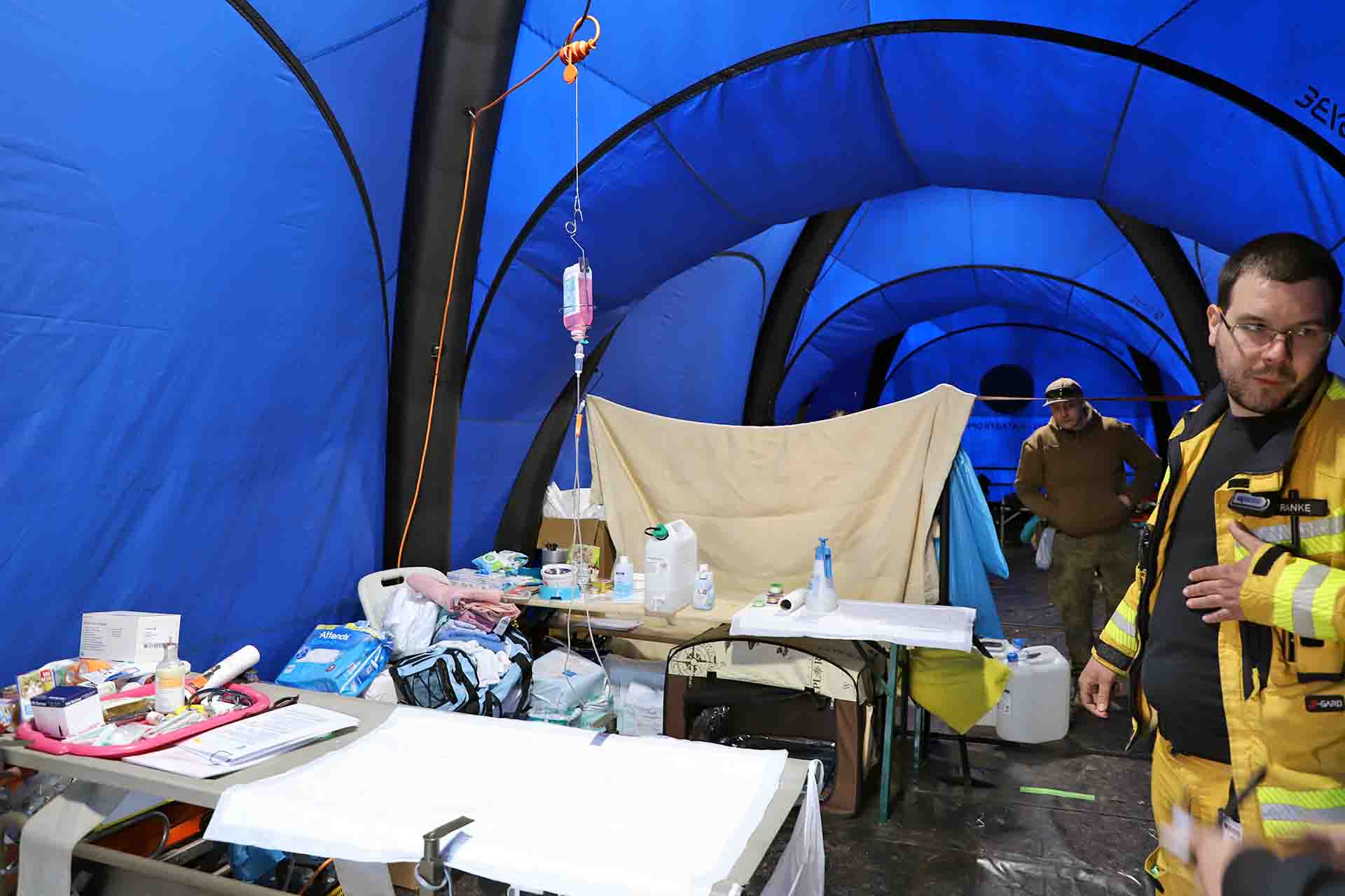 Jan Franke un voluntario la organización animalista alemana Der Deutsche Tierschutzbund procedente de Stuttgart en primer plano dentro de una tienda habilitada para la asistencia clínica  / Foto: FFM - EA