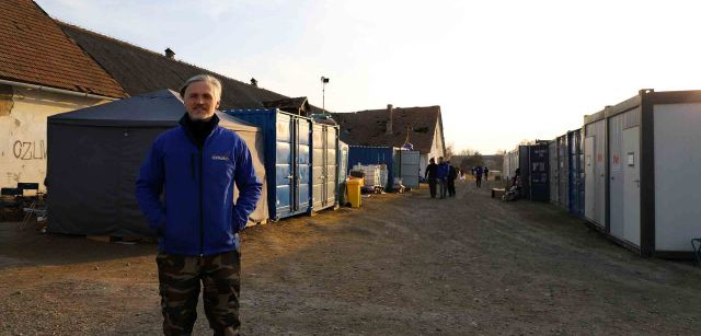 Malik Przemek de Centaurus Foundation en primer plano frente al centro de mascotas improvisado en Medyka, Polonia / Foto: FFM - EA