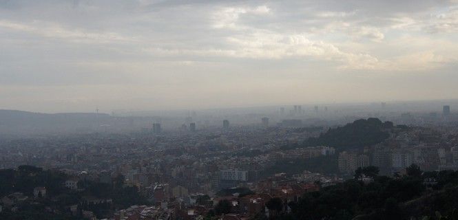 Vista de Barcelona cubierta de contaminación desde las montañas que la circundan / Foto: EP