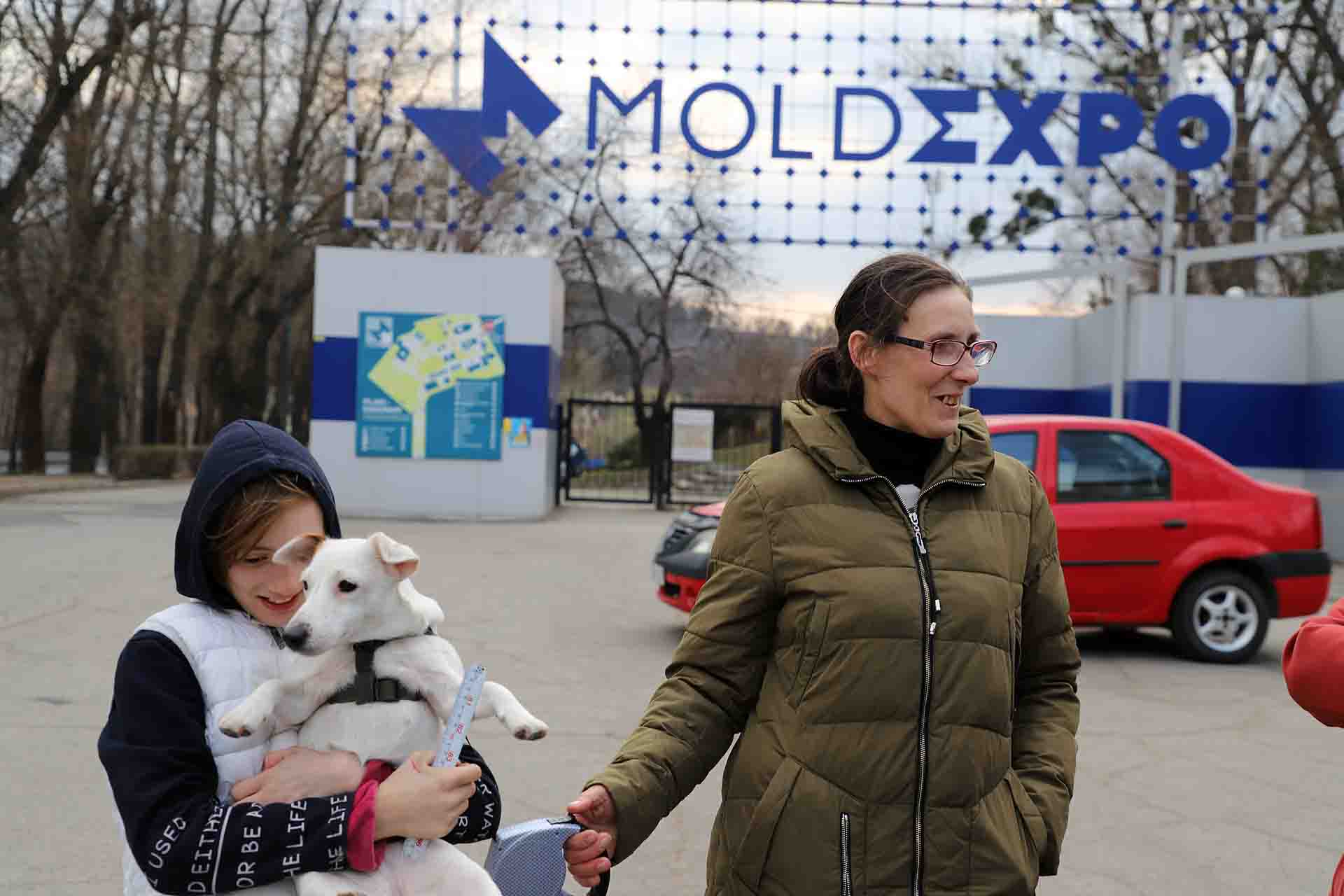 Un niño ucraniano con su mascota frente al MoldExpo, un centro de convenciones de Chisinau, capital de Moldavia / Foto: FFM - EA