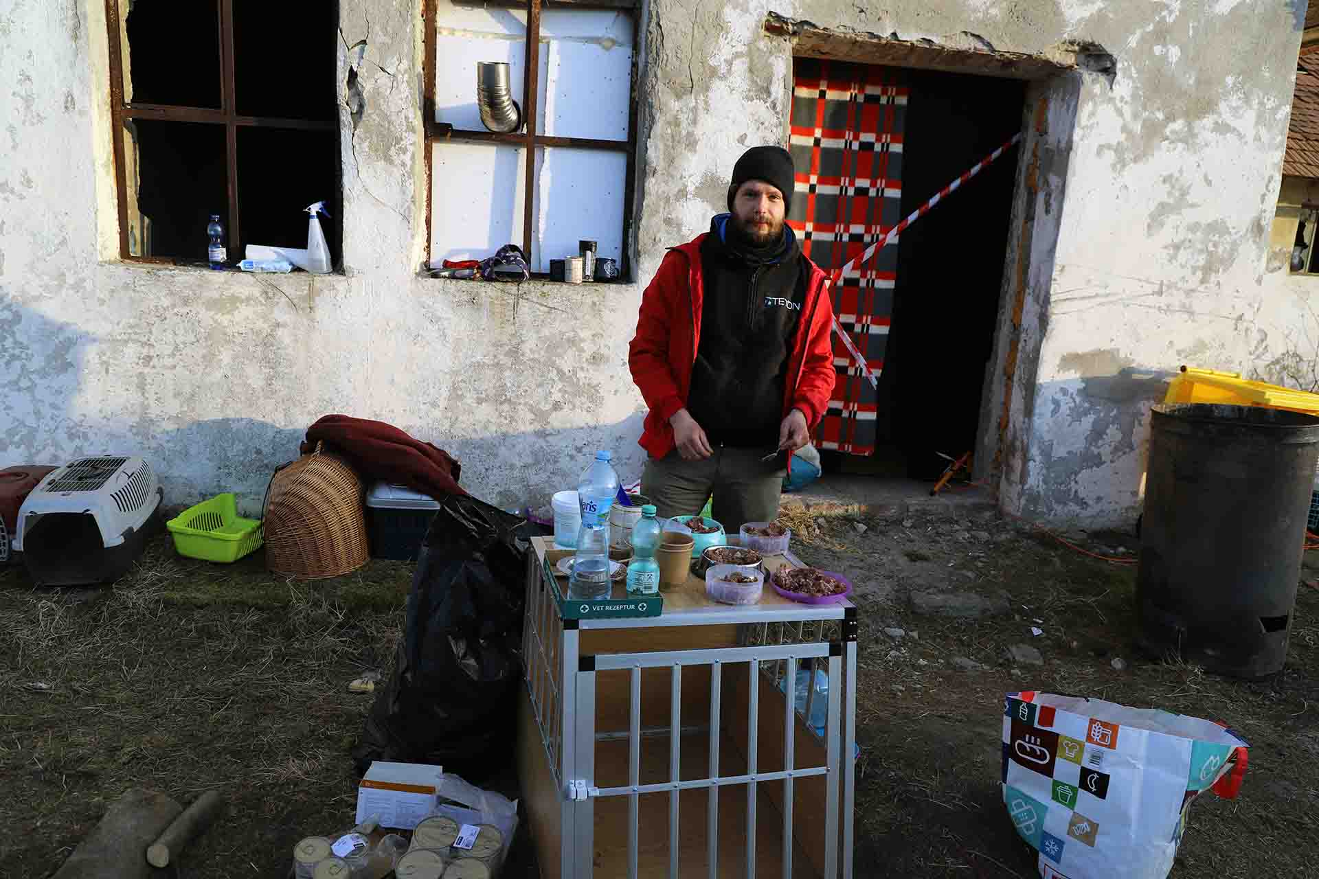 Un voluntario del centro de mascotas de Medyka, Polonia, prepara comida para las mascotas acogidas / Foto: FFM - EA