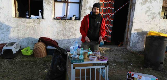 Un voluntario del centro de mascotas de Medyka, Polonia, prepara comida para las mascotas acogidas / Foto: FFM - EA