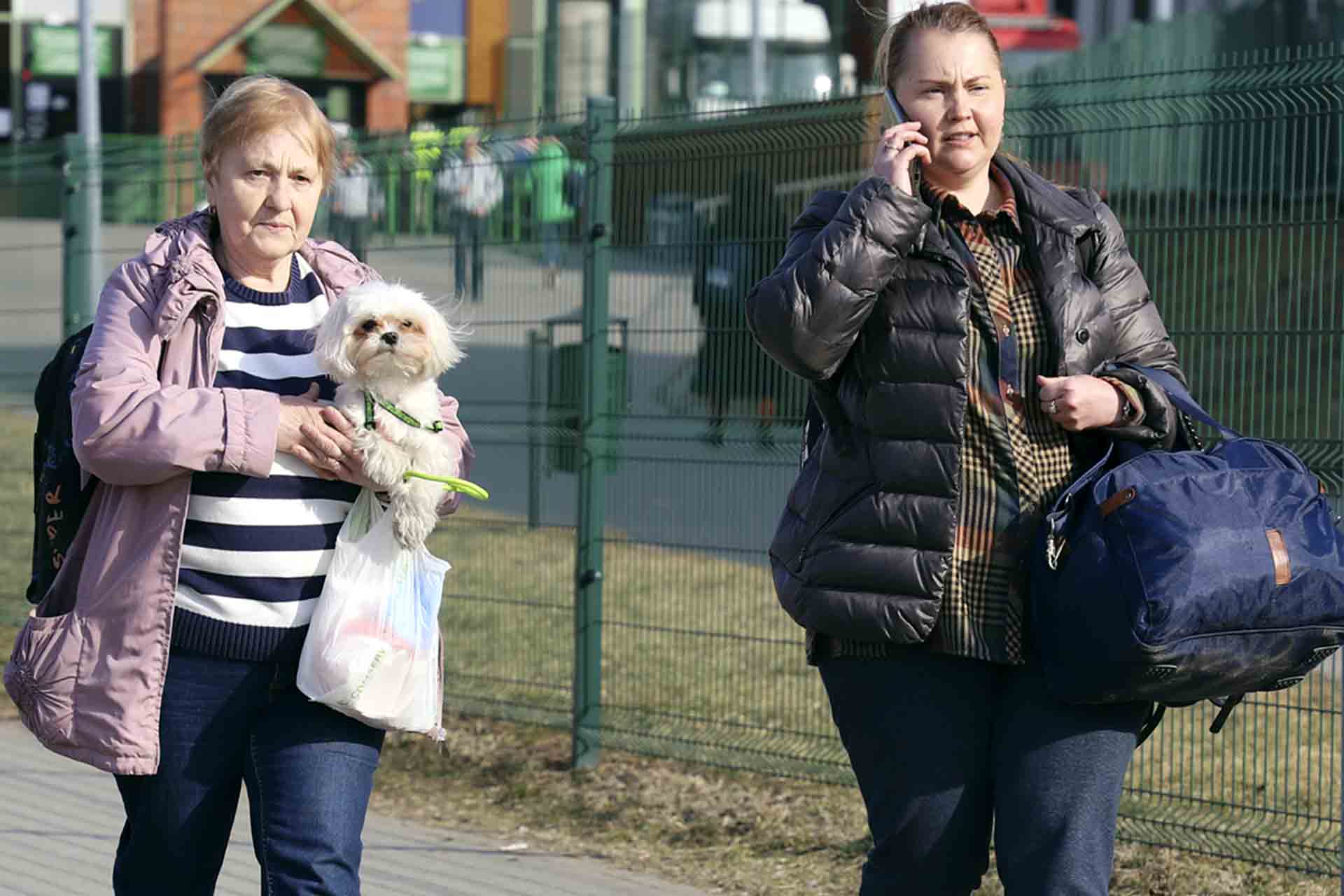 Dos refugiadas de Ucrania con su mascota en brazos a punto de cruzar la frontera ucraniana con Polonia en Medyka / Foto: FFM - EA