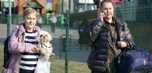 Dos refugiadas de Ucrania con su mascota en brazos a punto de cruzar la frontera ucraniana con Polonia en Medyka / Foto: FFM - EA