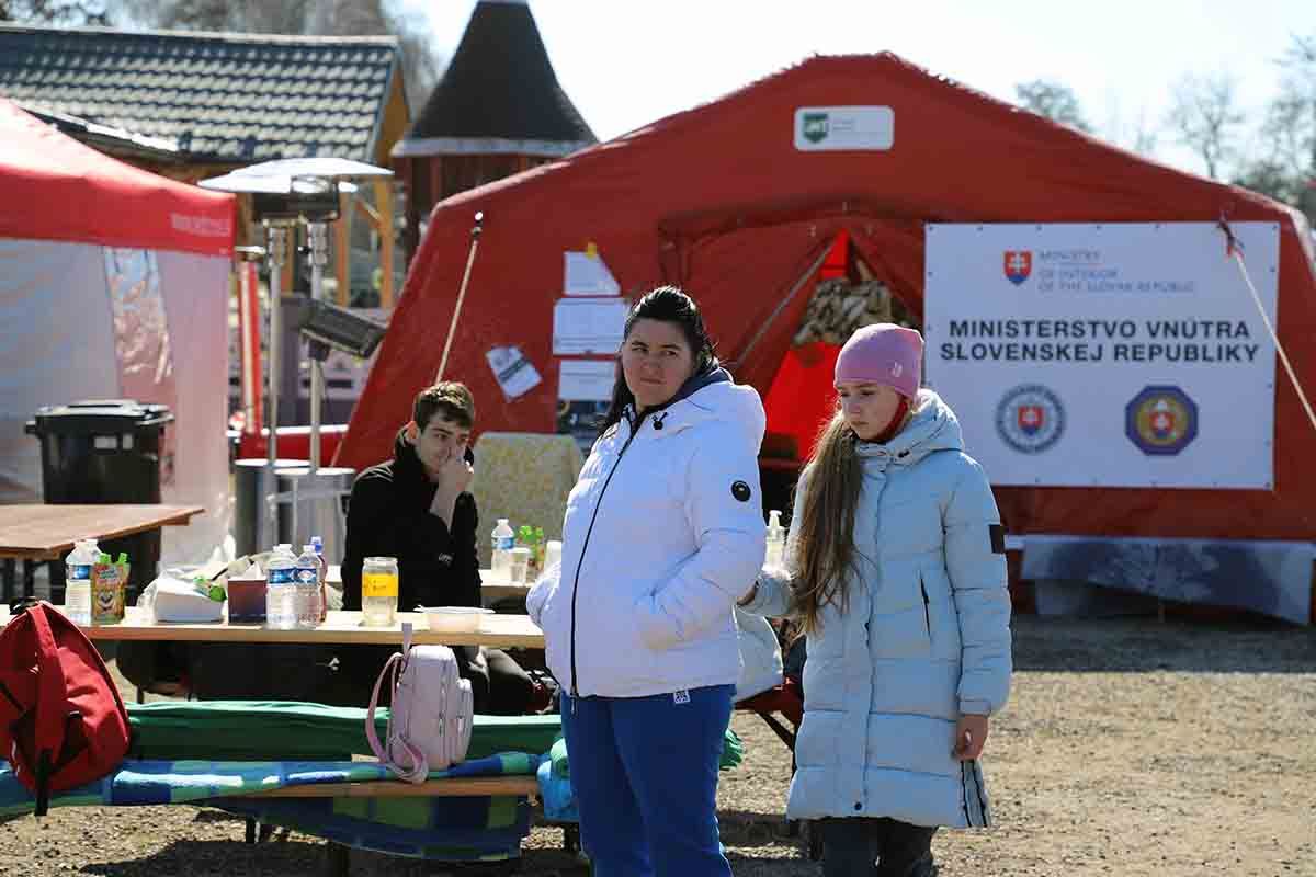 Una madre e hija refugiadas de Ucrania esperan que un transporte salga del paso fronterizo de Vel’ke Slemenceen Eslovaquia / Foto: FFM - EA