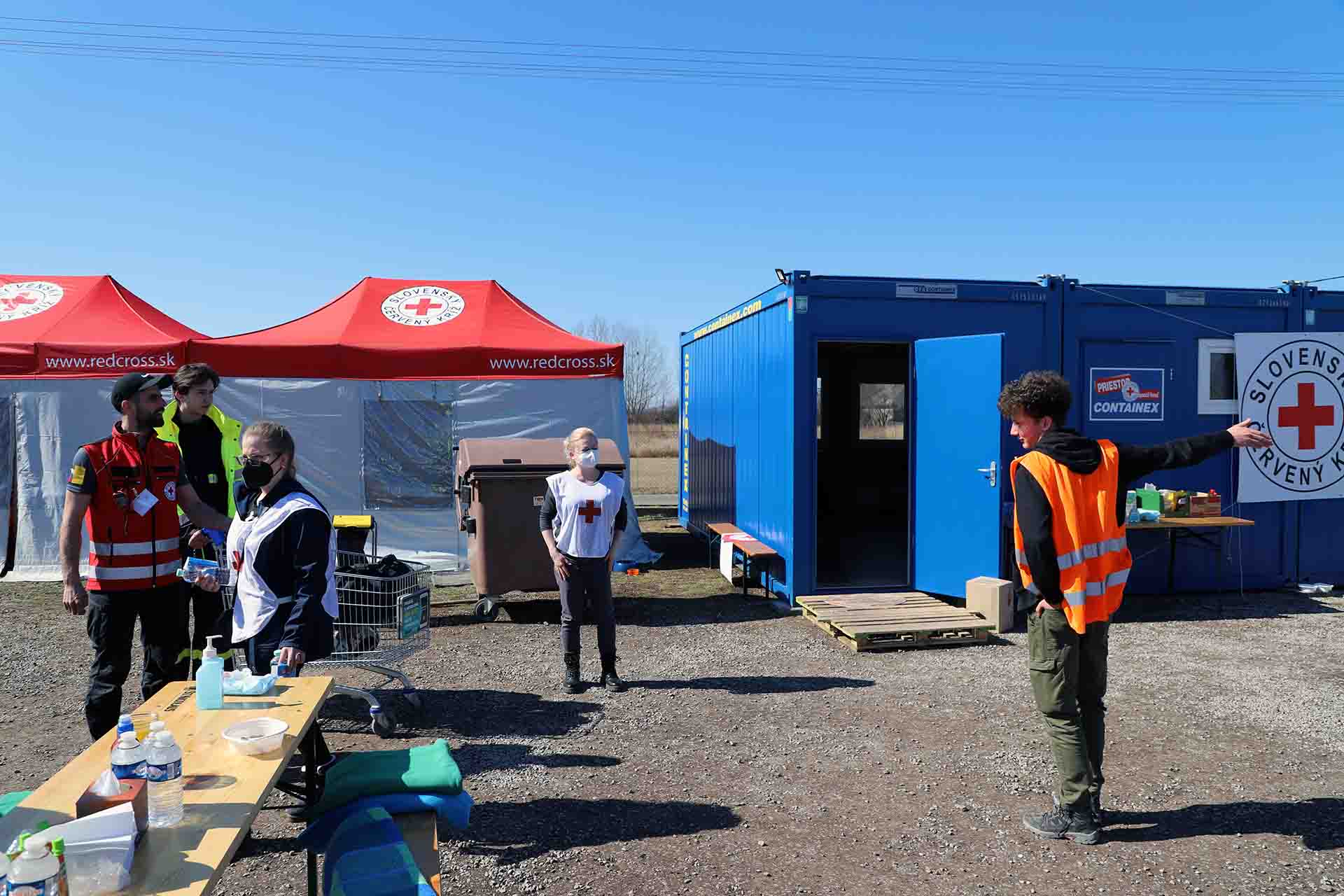 Varios voluntarios en el centro de refugiados ucranianos en la frontera con Eslovaquia, en Vel’ke Slemence / Foto: FFM - EA